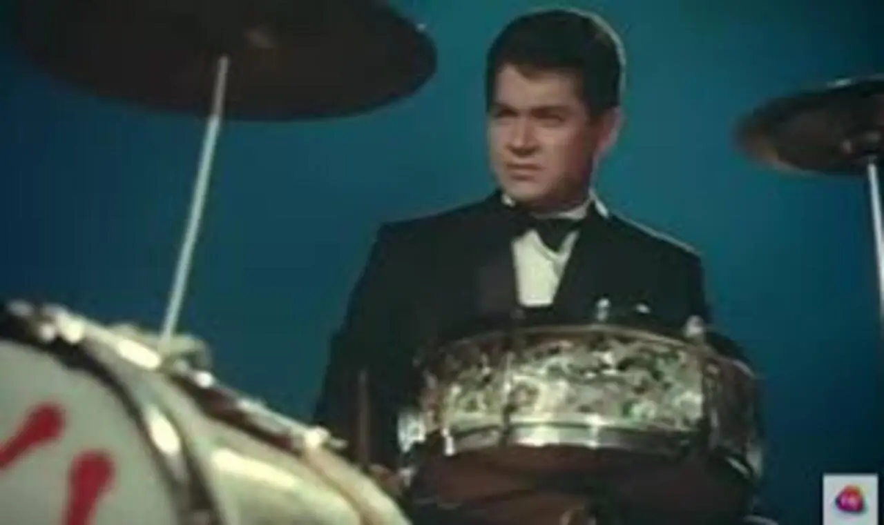 Teesri Manzil (1966)
 Salim Khan during his earlier career played the role of Shammi Kapoor's friend in the film.